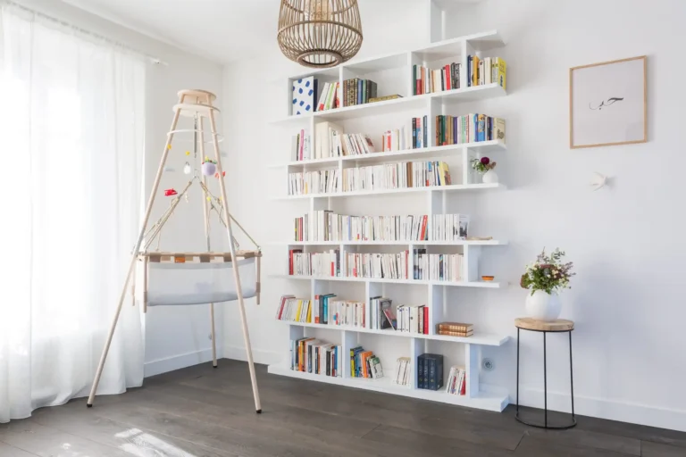 Vue d’ensemble de l’étagère bibliothèque blanche dans un salon