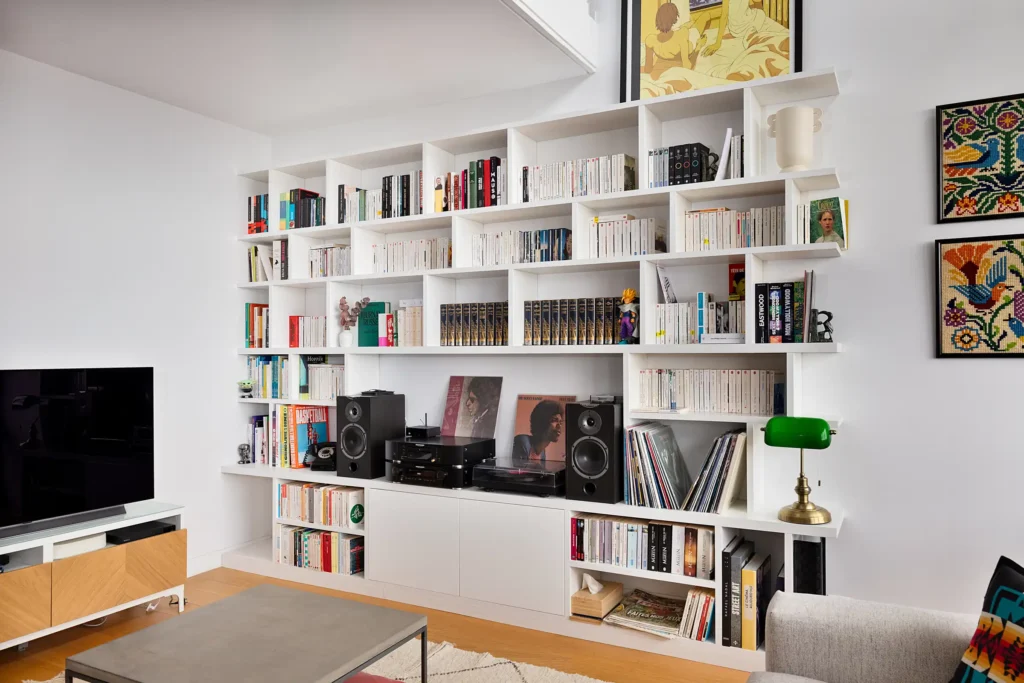 Étagère murale sur mesure toute hauteur pour livres et vinyles dans un salon contemporain