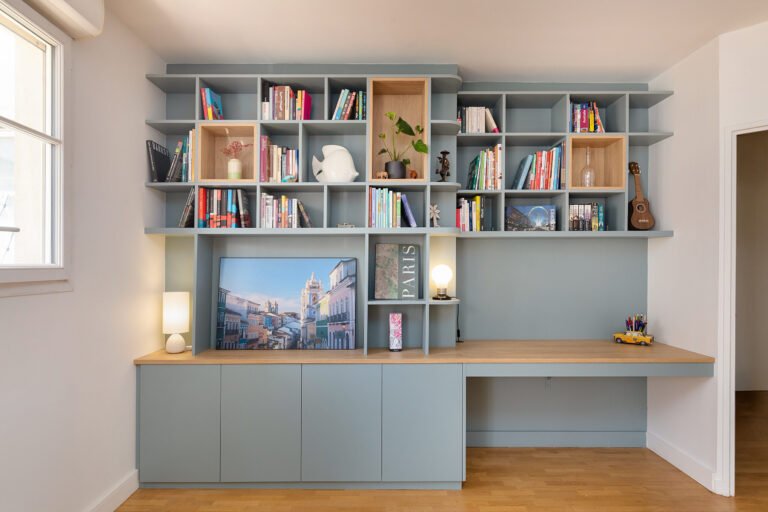 Meuble bureau étagère sur mesure bleu gris mat avec grand plateau en chêne et bibliothèque intégrée
