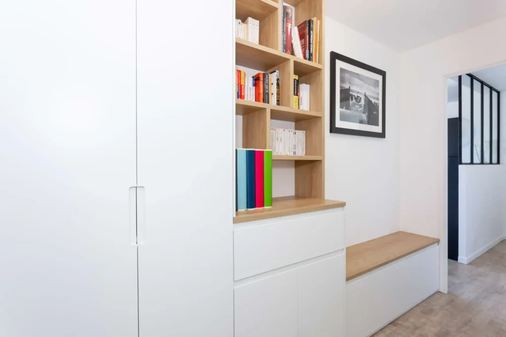 Meuble d’entrée blanc mat avec banc intégré en bois sur mesure