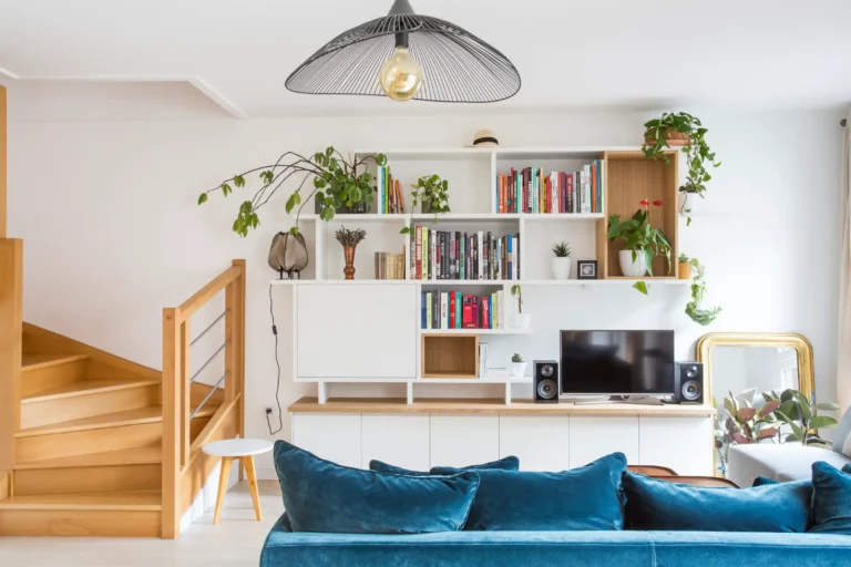 Meuble TV bureau bibliothèque en chêne et blanc avec déco végétale