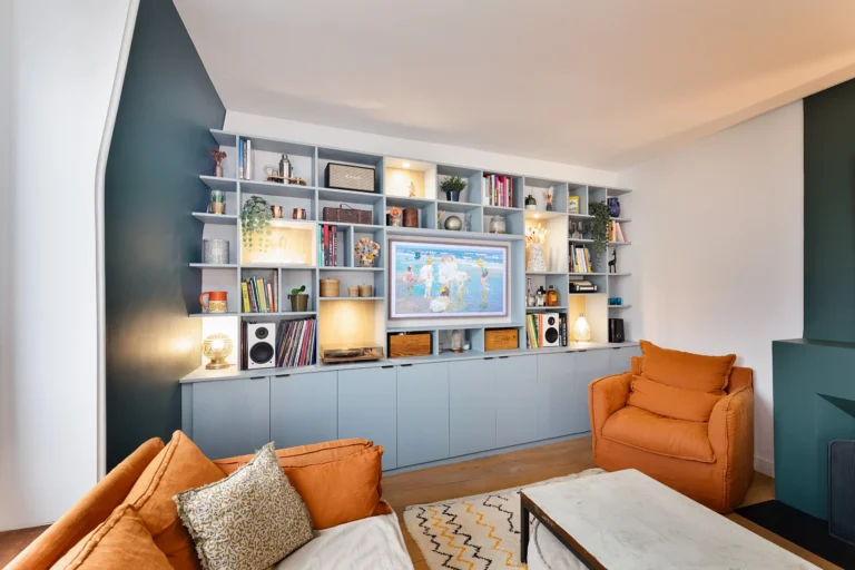 Meuble TV contemporain avec niches ouvertes éclairées et étagères décoratives pour livres et objets
