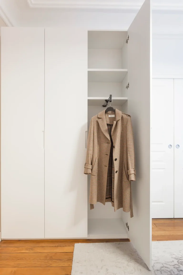Intérieur de dressing avec tringle télescopique amovible et étagères fixes