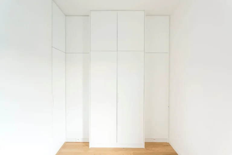 Placard d’angle toute hauteur sans poignées avec façades blanc mat