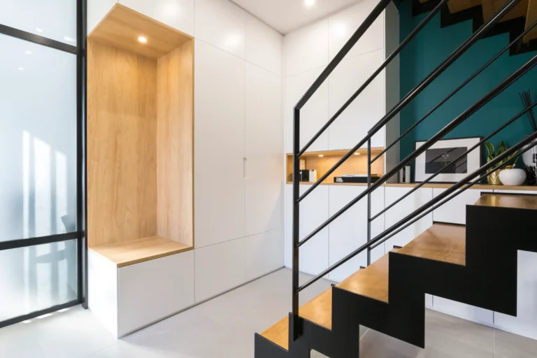 Meuble d’entrée toute hauteur en laqué blanc mat avec niche bois