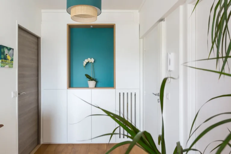 Placards d’entrée toute hauteur laqués blancs avec niche centrale décorative et cadre bois naturel