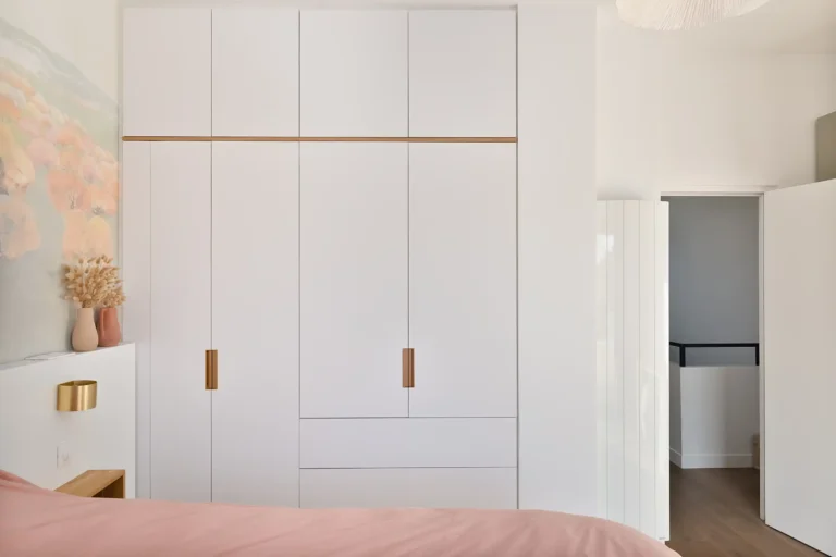 Placards toute hauteur avec façades blanches mates et poignées bois massif encastrées