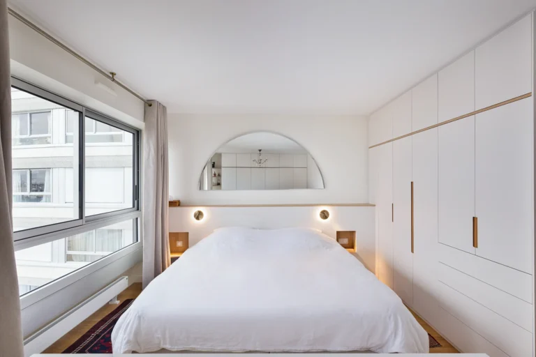 Tête de lit sur mesure avec tables de chevet intégrées et liseuses orientables