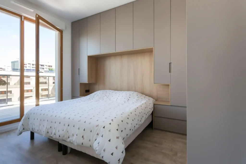 Votre tête de lit sur mesure à Paris créée avec Bois et Blanc